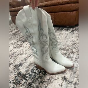 Size 8.5 white rhinestone cowgirl boots